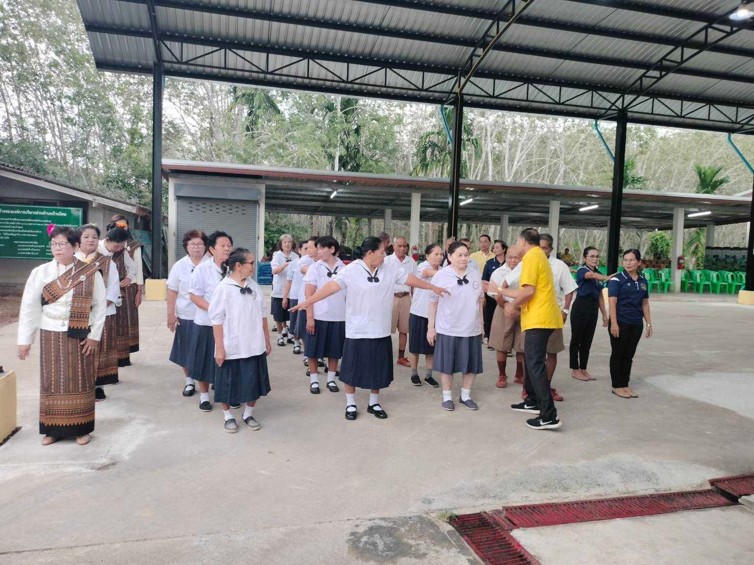 📢 13 มกราคม 2568 อบต.บ้านนิคม โดย นายสุพจน์ พลการ นายก อบต.บ้านนิคม พร้อมด้วยคณะผู้บริหาร สมาชิกสภา อบต. ประธานชมรมผู้สูงอายุตำบลบ้านนิคม สมาชิกชมรมผู้สูงอายุตำบลบ้านนิคม  ได้ให้การต้อนรับคณะศึกษาดูงาน  จากเทศบาลตำบลคลองชะอุ่น จำนวน 90 คน เพื่อเข้ารับการดูงาน ด้านการดำเนินกิจกรรมโรงเรียนผู้สูงอายุตำบลบ้านนิคม 🙏🙏🙏