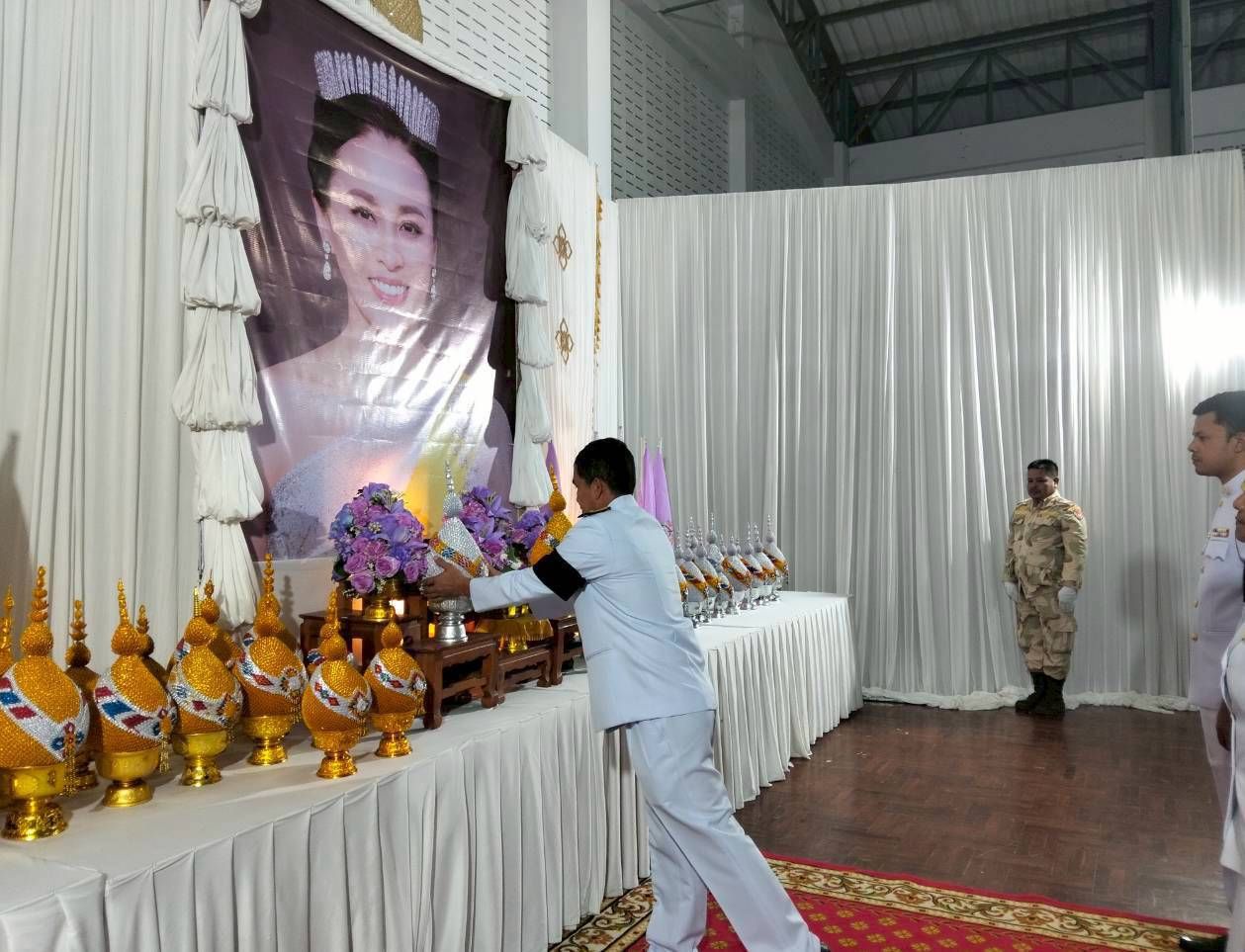 นายจีระวัฒน์ บุญพาฤทธิ์ นายกองค์การบริหารส่วนตำบลบ้านนิคม พร้อมด้วยคณะผู้บริหาร สมาชิกสภา ข้าราชการ พนักงานราชการ พนักงานจ้างและลูกจ้าง องค์การบริหารส่วนตำบลบ้านนิคม
👉 เข้าร่วมพิธีถวายเครื่องราชสักการะ วางพานพุ่ม และพิธีจุดเทียนถวายพระพรชัยมงคล เนื่องในโอกาสวันเฉลิมพระชนมพรรษา สมเด็จพระนางเจ้าสุทิดา พัชรสุธาพิมลลักษณ พระบรมราชินี ๓ มิถุนายน ๒๕๖๙
📌 ณ  หอประชุมอำเภอบางขัน